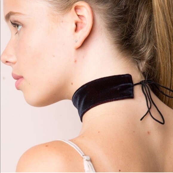 Brandy Melville - Thin Black Velvet Choker - Picture 3 of 5